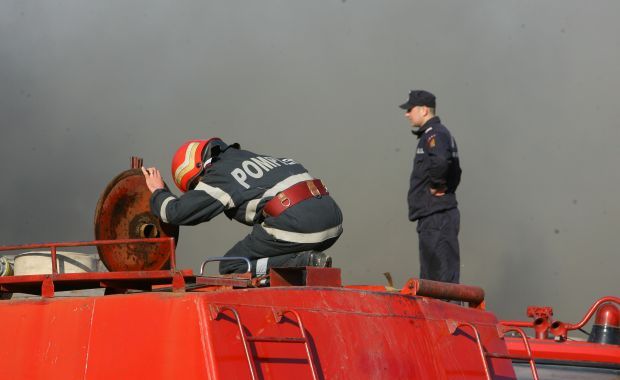 Incendiu la un depozit de vopseluri din Constanța - incendiu-1361400622.jpg