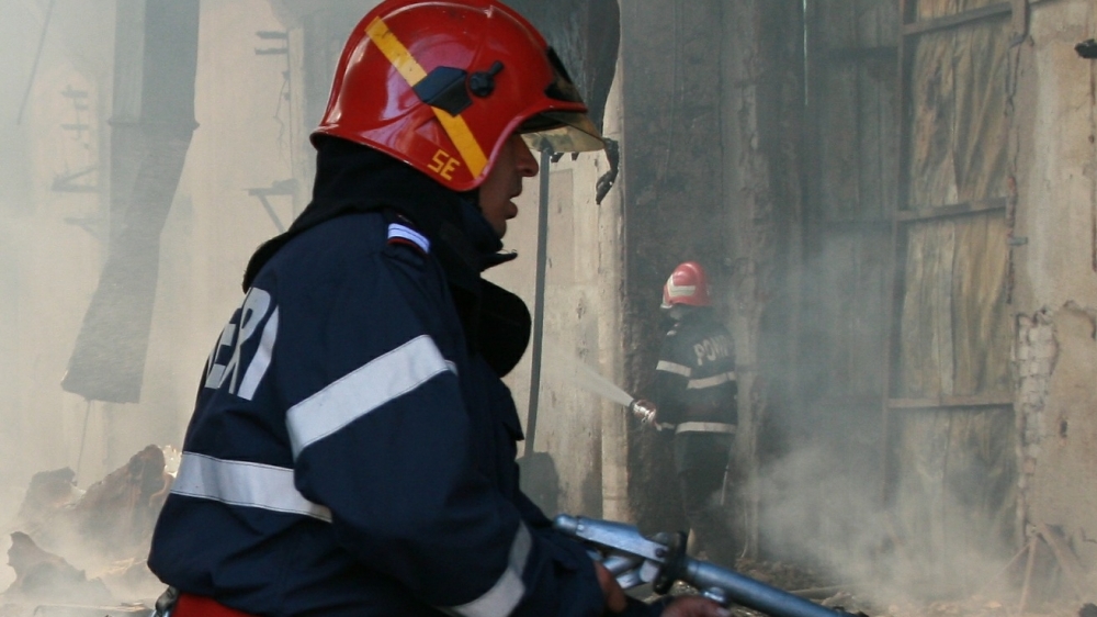 Incendiu puternic la un hotel din stațiunea Moneasa. Turiștii au fost evacuați - incendiu-1365841250.jpg