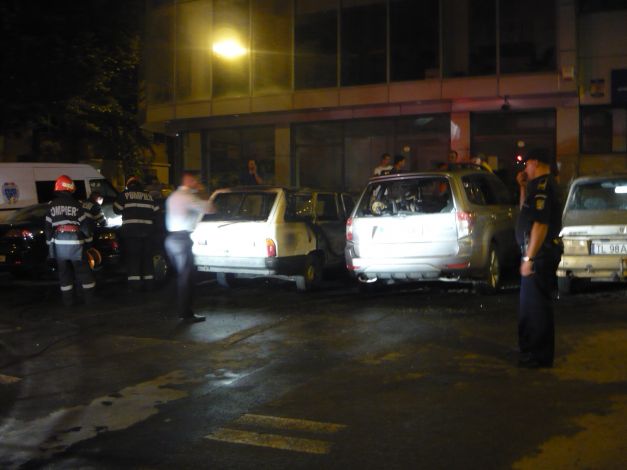 Trei mașini incendiate de un om al străzii beat și drogat - incendiu-1371798215.jpg