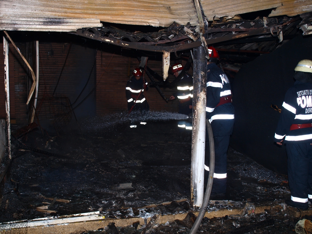 Incendiu în stațiunea Băile Herculane. Proprietarul a murit ars în casă - incendiu-1384763770.jpg