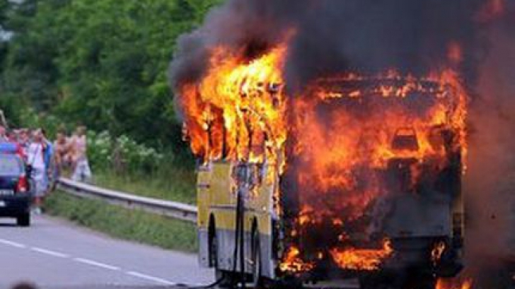 Un autocar cu turiști români la bord a luat foc în Ungaria - incendiu-1388393875.jpg