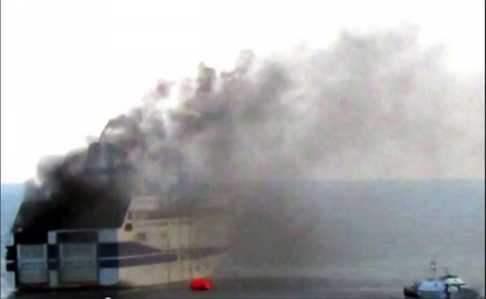 Feribot cu 170 de parsoane la bord, în flăcări, în Marea Mediterană - incendiu-1430237055.jpg