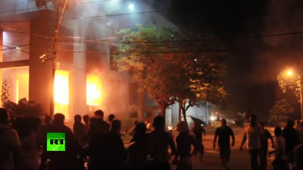 VIDEO / Proteste violente în Paraguay după ce constituția a fost schimbată în secret pentru a permite realegerea președintelui: Parlamentul a fost incendiat - incendiu-1491029459.jpg