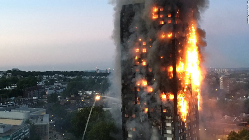 Incendiu devastator la Londra.  Un bloc turn a ars din temelii - incendiu-1497444154.jpg