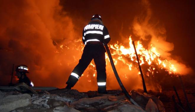 INCENDIU VIOLENT, în Tulcea, la o hală de materiale plastice - incendiu-1510396653.jpg