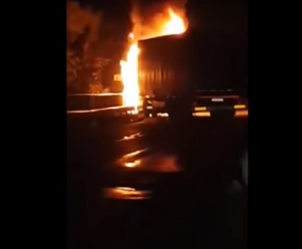 VIDEO / Accident grav. Trei persoane carbonizate după ce mașina lor a fost lovită de un TIR - incendiu-1540103382.jpg