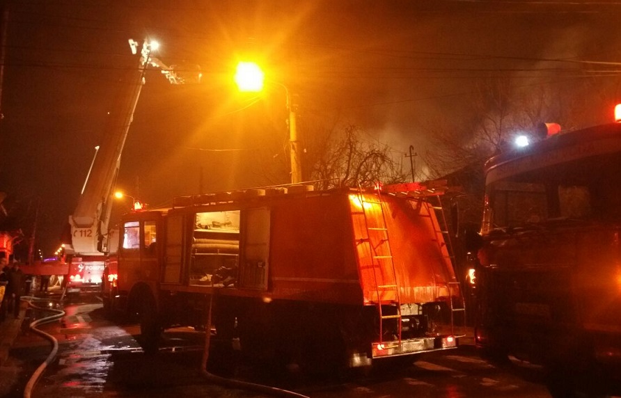 Incendiu violent, la Cernavodă. 30 de persoane s-au autoevacuat - incendiu-1555140874.jpg