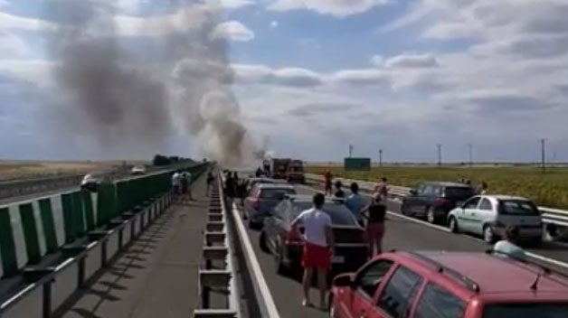 Circulație îngreunată pe Autostrada Soarelui, după ce o mașină a luat foc - incendiu-1597601092.jpg