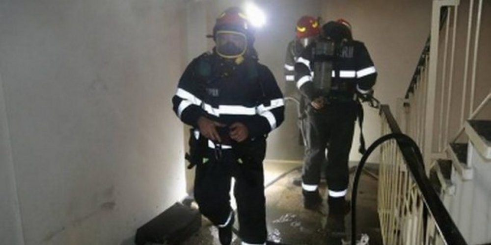 Incendiu într-un apartament de pe strada Pescarilor, în cartierul Faleză Nord - incendiu-1608133877.jpg