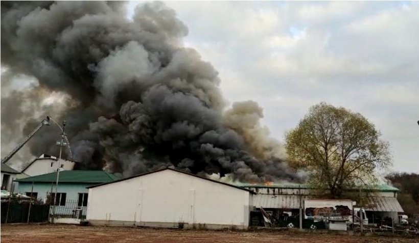 Incendiu de proporţii, pe o suprafaţă de 1.000 de metri pătraţi, la o fabrică de mezeluri din Olt - incendiu-1636903809.jpg