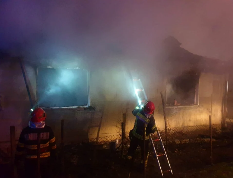TRAGEDIE FĂRĂ LIMITE! Doi copii, de 9 şi 12 ani, au murit, după ce casa le-a luat foc - incendiu-1705302200.png