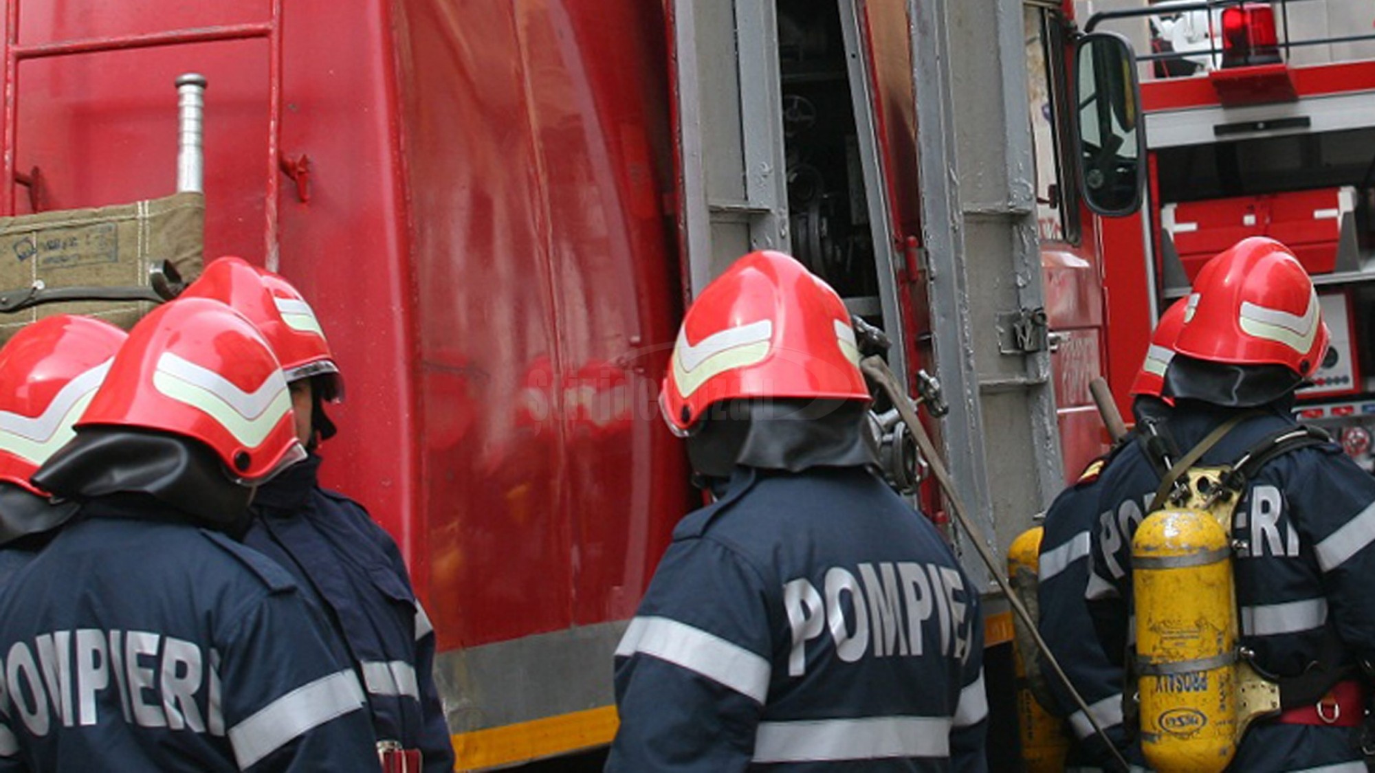 Incendiu într-un bloc din Constanța, pe strada Pescarilor. 28 de persoane au fost evacuate, 2 primesc îngrijiri medicale - incendiu-bloc-constanta-1707405496.jpg