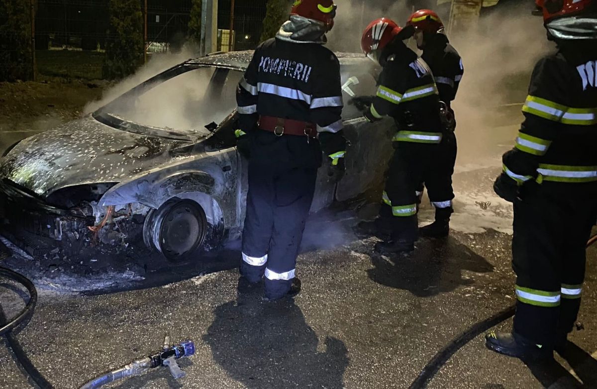 O mașină a luat foc pe varianta Ovidiu. Pompierii intervin pentru stingerea incendiului - incendiu-masina-varainta-ovidiu-1707502835.jpg