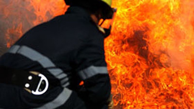 BMW incendiat, ieri dimineață, pe strada Nicolae Iorga - incendiu08750300-1335300866.jpg