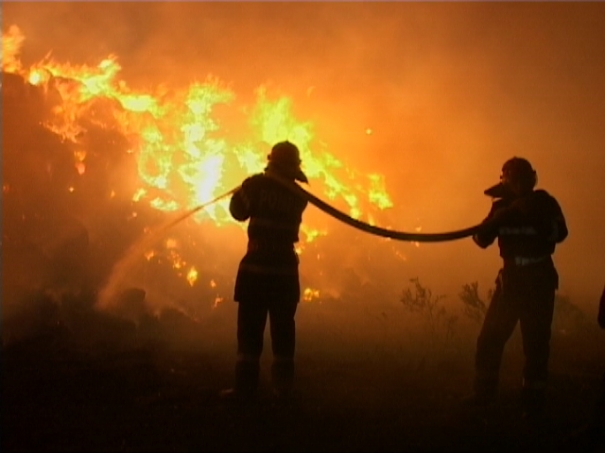 Incendiu devastator! 600 de pompieri, zeci de persoane evacuate - incendiu1-1367560822.jpg