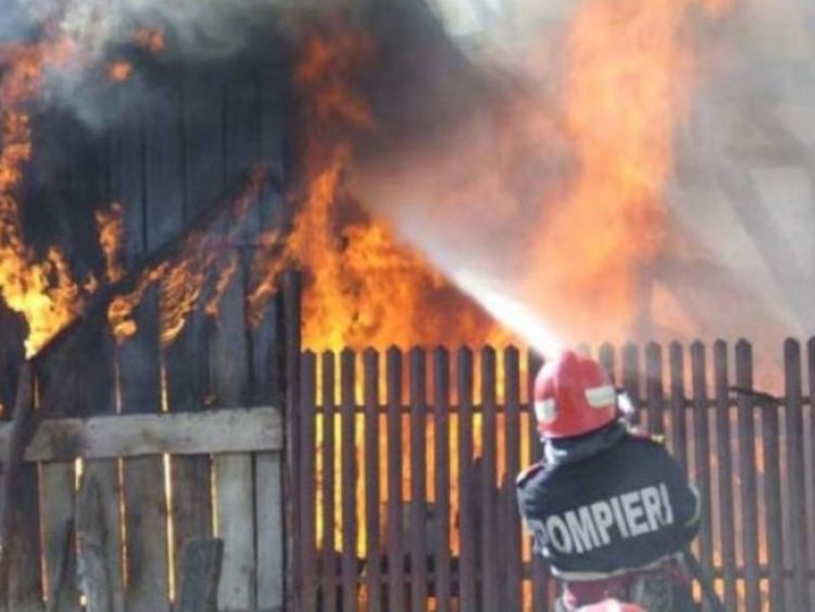 O casă a luat foc în Constanța, pe bulevardul Aurel Vlaicu - incendiu12750x563-1718630037.jpg