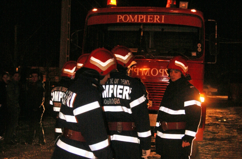 O Dacie a fost mistuită de flăcări, azi-noapte, în Constanța - incendiu22-1335251621.jpg