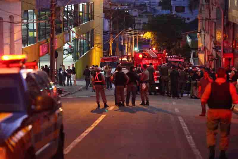 Tragedie în Brazilia: 245 de morți în urma unui incendiu  izbucnit într-un club - incendiubrazilia-1359372672.jpg