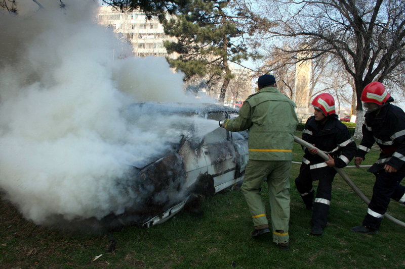 Pericol de explozie, la o benzinărie din Constanța. Trei mașini au ars, pompierii și polițiștii se contrazic în declarații - incendiubuna-1461173172.jpg