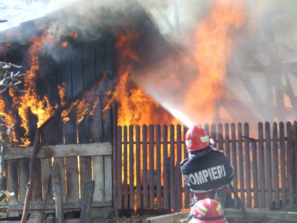 Bărbat mort, după ce ar fi incendiat casa în care stătea cu mama sa - incendiucasa-1516348997.jpg