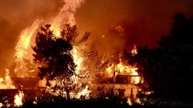 Infern în Grecia: incendiu uriaș la nord de Atena. Mobilizare enormă a pompierilor - incendiuevia-1567680162.jpg