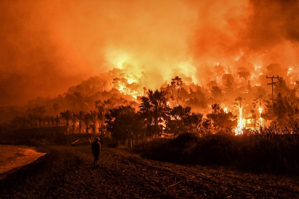 Noapte grea pentru pompierii greci. Incendiile le amenință casele - incendiugrecia-1658299349.jpg