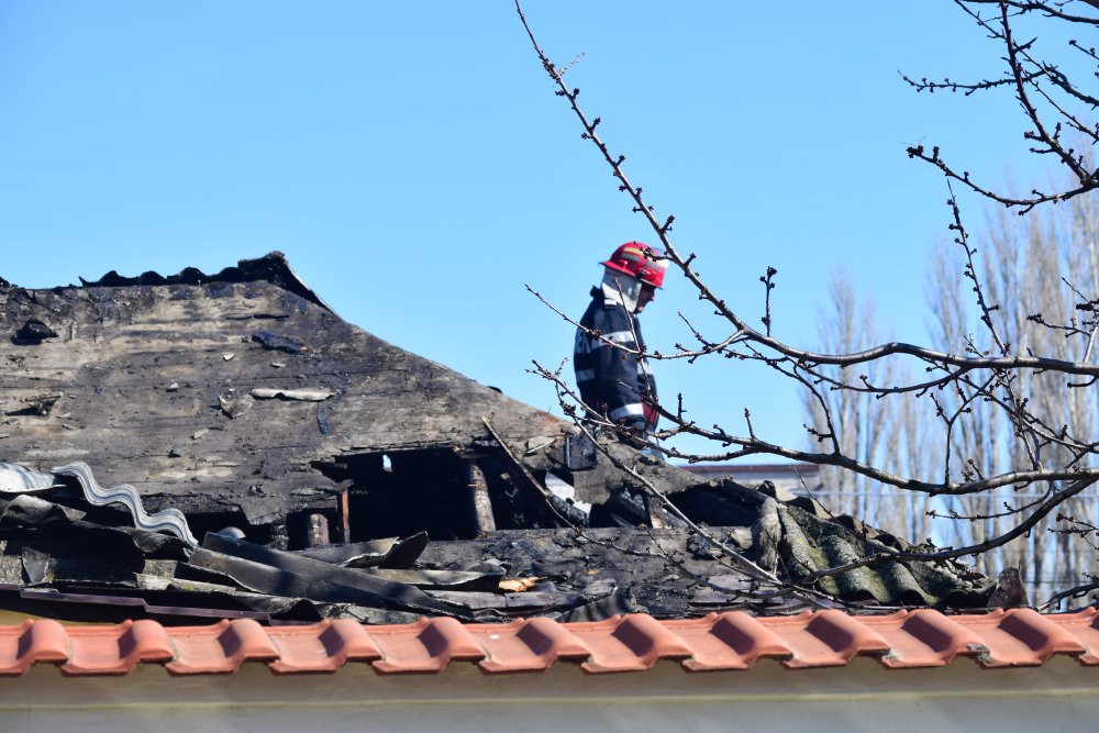 Luptă contracronometru cu flăcările. Acoperișul unei case a fost distrus - incendiuhatmanarbore-1581373499.jpg