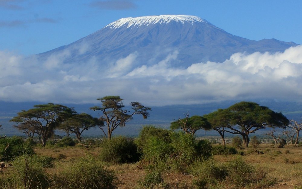 Un nou incendiu de vegetaţie a izbucnit pe cel mai înalt munte din Africa, Kilimanjaro - incendiukilimanjaro-1667225973.jpg