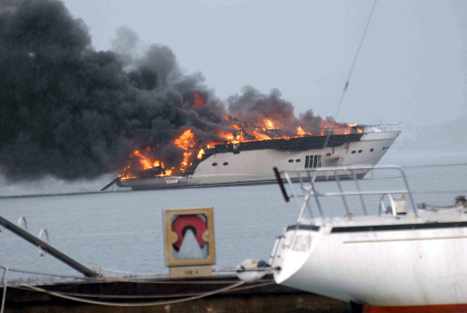 Incendiul a distrus un yacht de lux - incendiuladistrusunyacht-1453459345.jpg