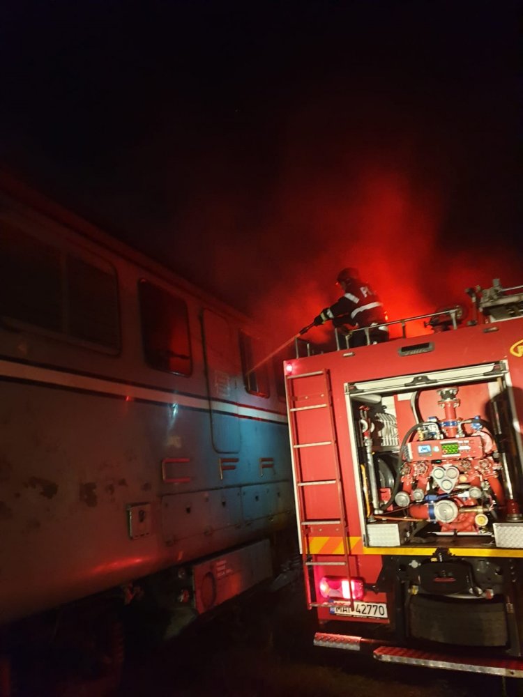 Incendiu la un tren de marfă, în toiul nopții, în zona industrială a Constanței - incendiulocomotiva2-1570736901.jpg