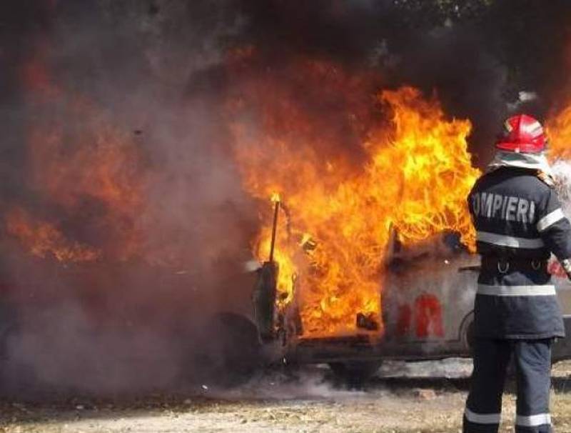 Incendiu la un autoturism de pe strada I.G. Duca din Constanța - incendiumasina-1531042739.jpg