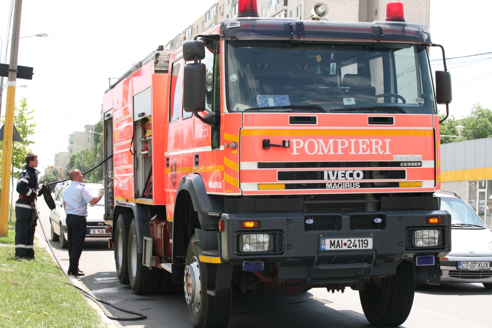 O mașină a luat foc pe bulevardul Ferdinand - incendiumicrobuz-1341415350.jpg