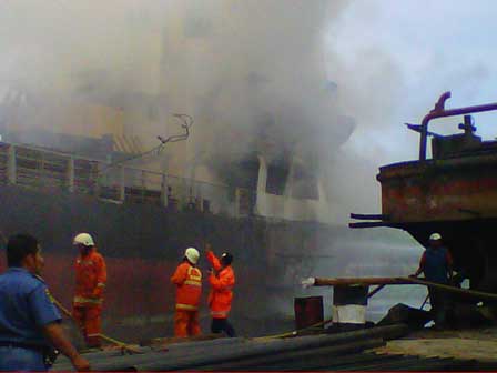 Un tanc petrolier de 127.575 tdw în flăcări; patru marinari grav răniți - incendiunava-1316870814.jpg