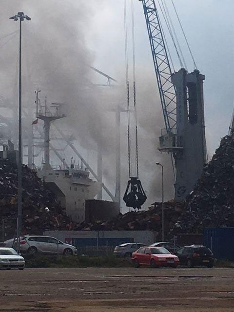 Incendiu pe o navă cu deșeuri la Southampton - incendiupeonavacudeseuri2805-1527505866.jpg