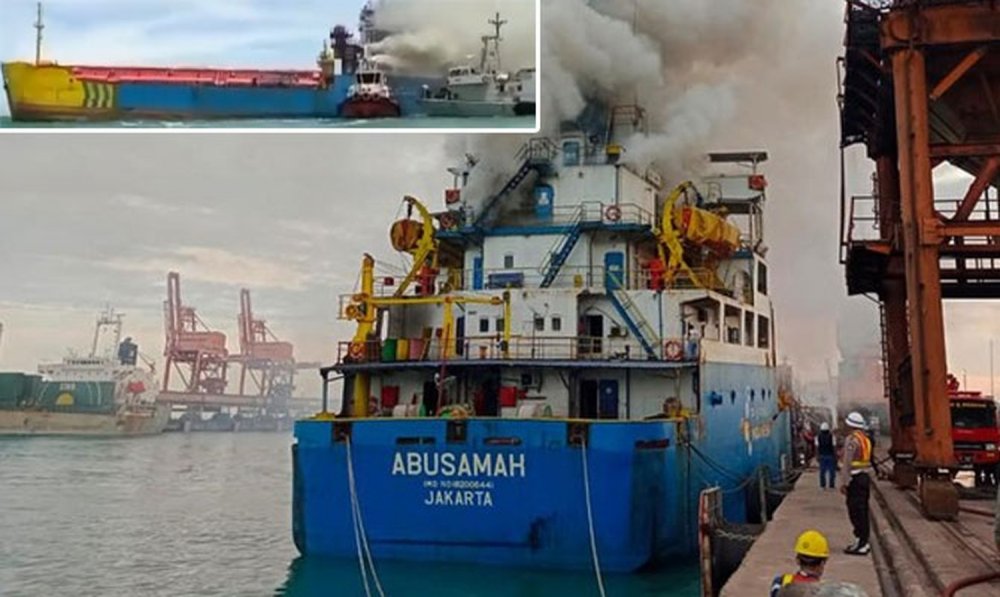 Incendiu pe o navă încărcată cu fosfat de amoniu - incendiupeonavaincarcatacufosfat-1667216253.jpg