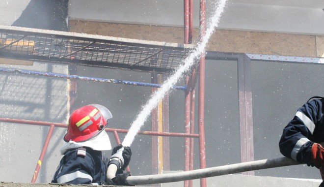 UPDATE - INCENDIU LA CONSTANȚA! Un apartament a fost cuprins de foc - incendiupompieri1384424291147679-1517908741.jpg