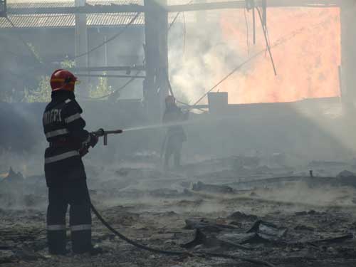 Incendiu la o casă din centrul localității Adamclisi - incendiupompieri2-1331723683.jpg