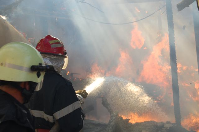 Trei copii și trei adulți, de urgență la spital, după ce casa le-a fost mistuită de foc - incendiupompiericampeni-1540454509.jpg