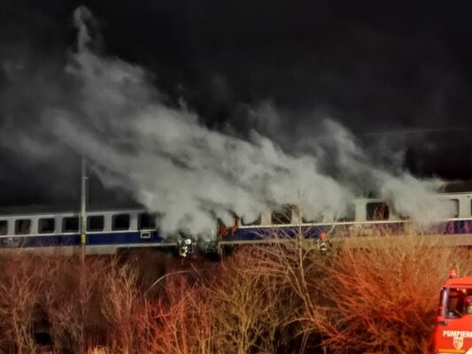 Un tren de pasageri a luat foc în mers, în Bistrița. Ce se întâmplă cu cei 33 de pasageri - incendiutrenbistrita1533x400-1706080792.jpg