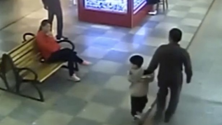 Un tată și-a găsit, din întâmplare, într-un mall, fiul răpit în urmă cu 9 luni. URMA SĂ FIE VÂNDUT! - incrediblemomentchinesedadsavesa-1511179287.jpg