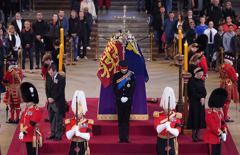 Astăzi este ultima zi în care publicul poate să treacă pe la catafalcul reginei Elisabeta a II-a - index-1663490775.png