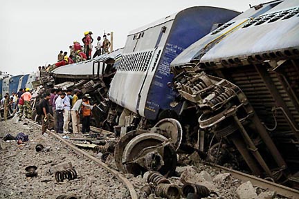Grav accident feroviar, în India - india-1337699019.jpg