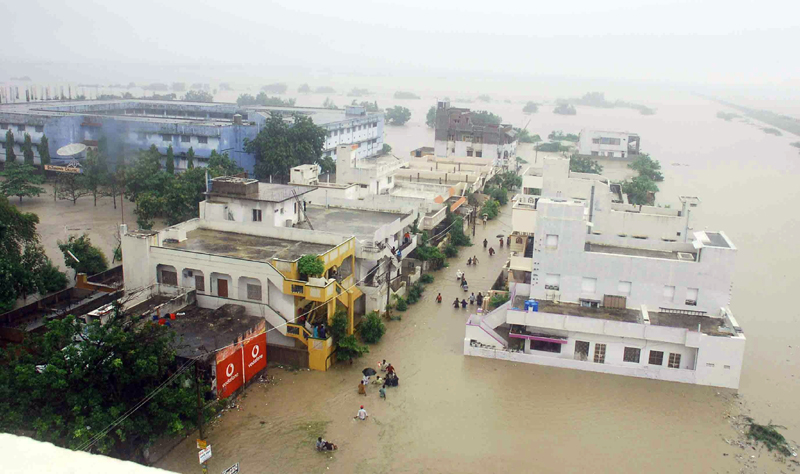India, măturată de inundații. Sunt sute de morți - indiainundatii-1503317810.jpg