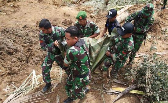 Opt morți și o sută de dispăruți, în urma unei alunecări de teren - indonezia11persoaneaumuritdupama-1418457556.jpg
