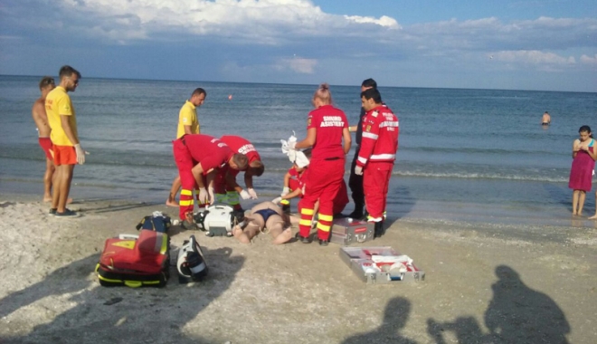 Persoană înecată pe plaja Corbu. Medicii au declarat decesul - inecat-1595668060.jpg