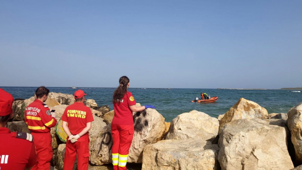 Cadavrul unui tânăr înecat, scos la mal de valuri, la Costinești! - inecatcostinesti-1569003083.jpg