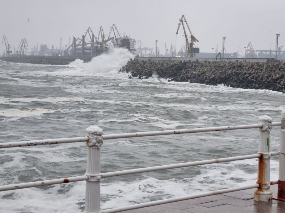 Porturile de la Marea Neagră închise din cauza vântului puternic - infosudestvantmarevalurifalezapo-1663490483.jpeg