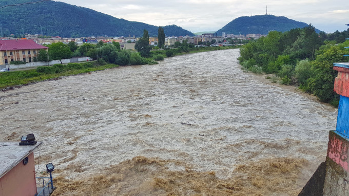 Pericol de inundații pe aproape toate râurile din țară: Două județe sub cod roșu de inundații, 27 sub cod portocaliu și 39 sub cod galben - inn-1592474671.jpg