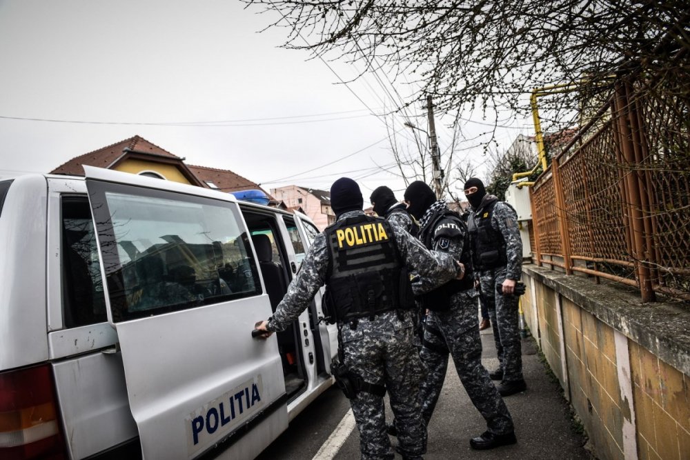 Polițiștii constănțeni au pus sechestru asigurător pe o casă din Bacău - inselaciune-1624289162.jpg
