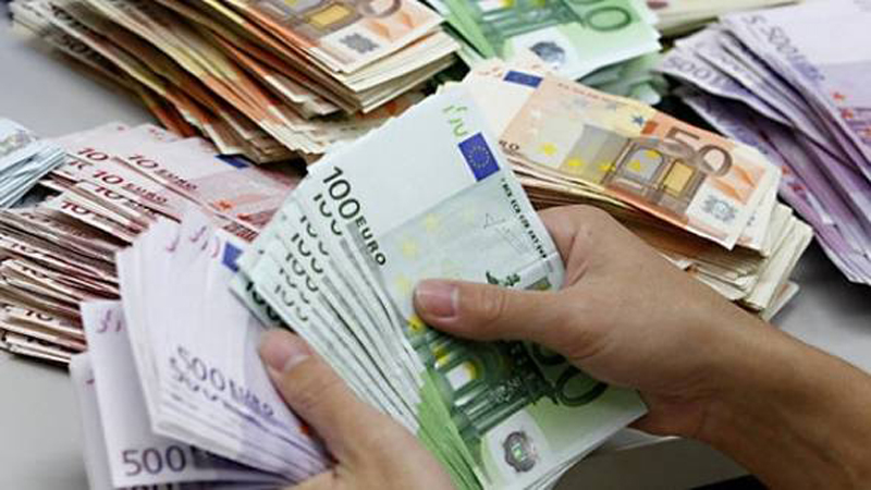 Țeapă la casa de schimb valutar! Operatoare înșelată cu peste 1.000 de euro - inselatacueuro-1441908750.jpg